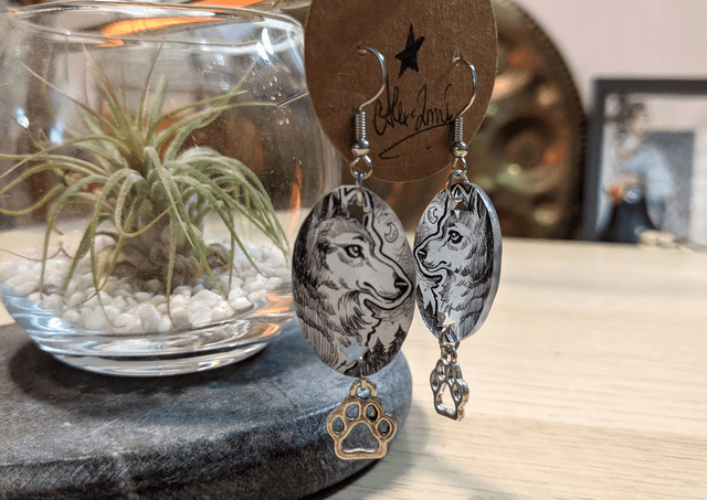 Loups, boucles d'oreilles avec breloque empreinte de patte
