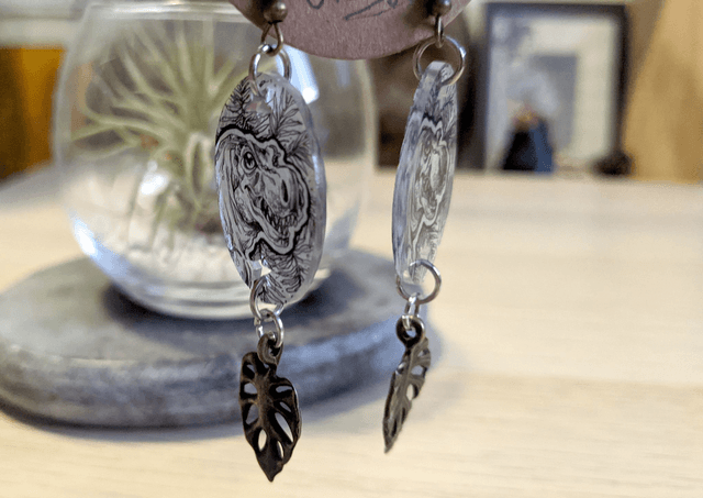 Pré-commande _ Boucles d'Oreilles T-rex, dessinées à la main