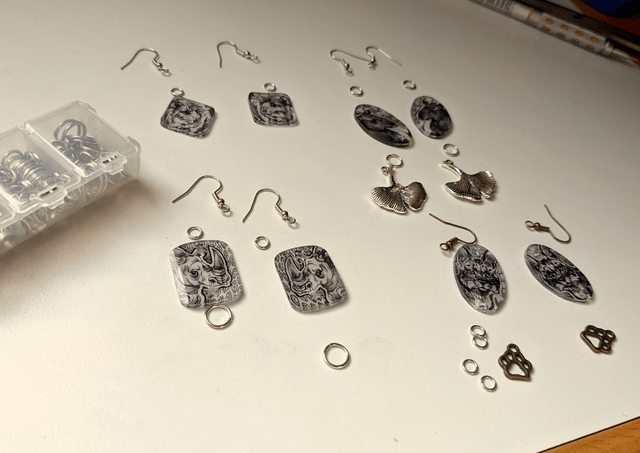 Pré-commande _ Boucles d'oreilles,  sur mesure, uniques, dessinées à la main